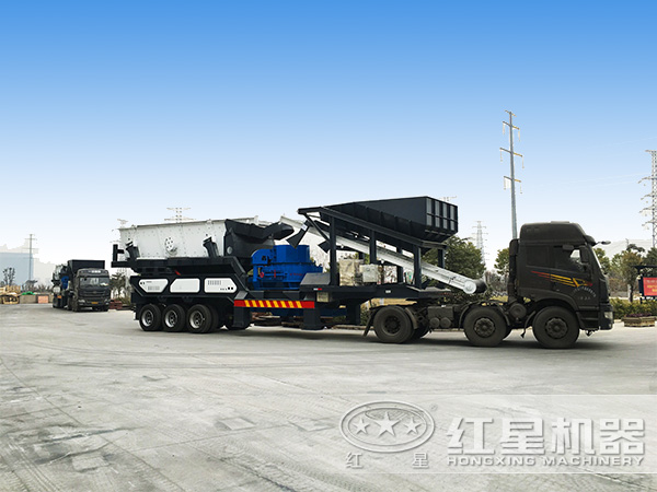 車載移動一體式制砂機(jī)發(fā)貨現(xiàn)場 車載移動一體式制砂機(jī)發(fā)貨現(xiàn)場
