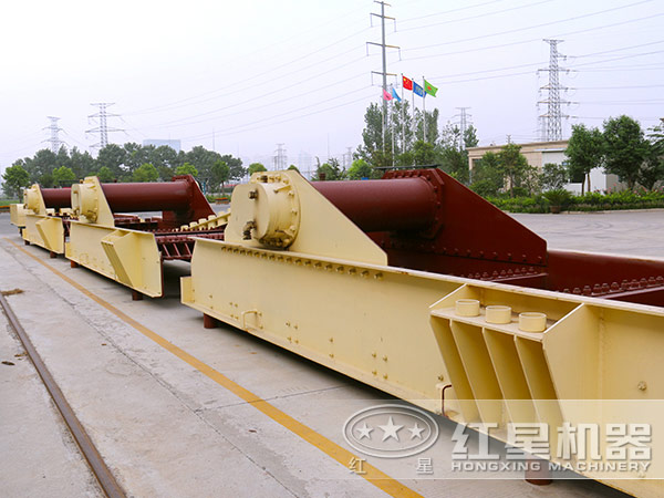 整齊擺放的規(guī)格型號不同的振動給料機 整齊擺放的規(guī)格型號不同的振動給料機