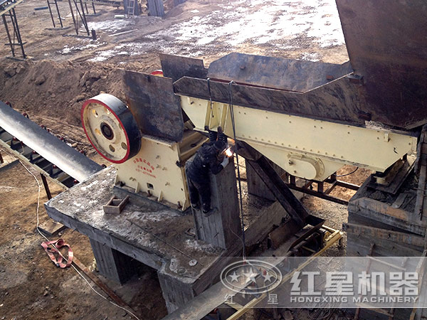 正在調(diào)試的振動給料機 正在調(diào)試的振動給料機