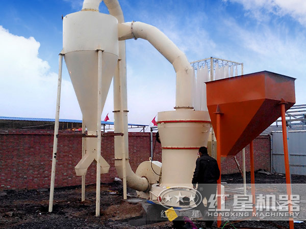 磨粉機(jī)作業(yè)現(xiàn)場(chǎng) 磨粉機(jī)作業(yè)現(xiàn)場(chǎng)