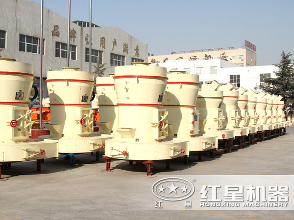 廠區(qū)內(nèi)擺放整齊的磨粉機(jī) 廠區(qū)內(nèi)擺放整齊的磨粉機(jī)