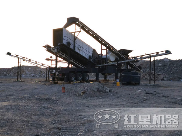 流動式建筑垃圾粉碎機生產現(xiàn)場