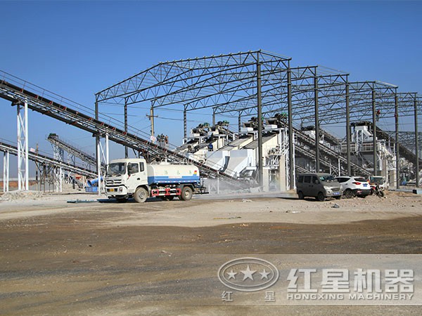 河北大型石料廠振動(dòng)篩作業(yè)現(xiàn)場(chǎng) 河北大型石料廠振動(dòng)篩作業(yè)現(xiàn)場(chǎng)