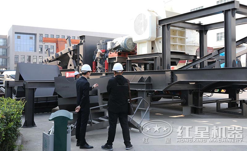 參觀、考察移動(dòng)碎石機(jī)的客戶