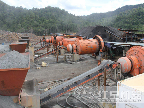 球磨機(jī)生產(chǎn)現(xiàn)場(chǎng) 球磨機(jī)生產(chǎn)現(xiàn)場(chǎng)