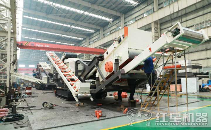 履帶移動(dòng)破生產(chǎn)車(chē)間