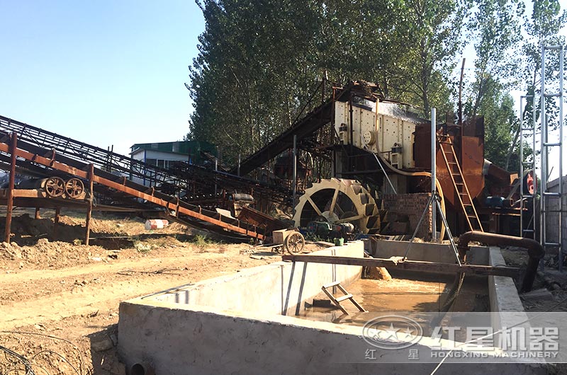 制砂、洗砂現(xiàn)場(chǎng)，污水沉淀，循環(huán)使用