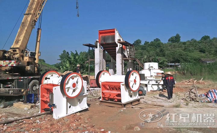 顎式破碎機(jī)客戶安裝現(xiàn)場