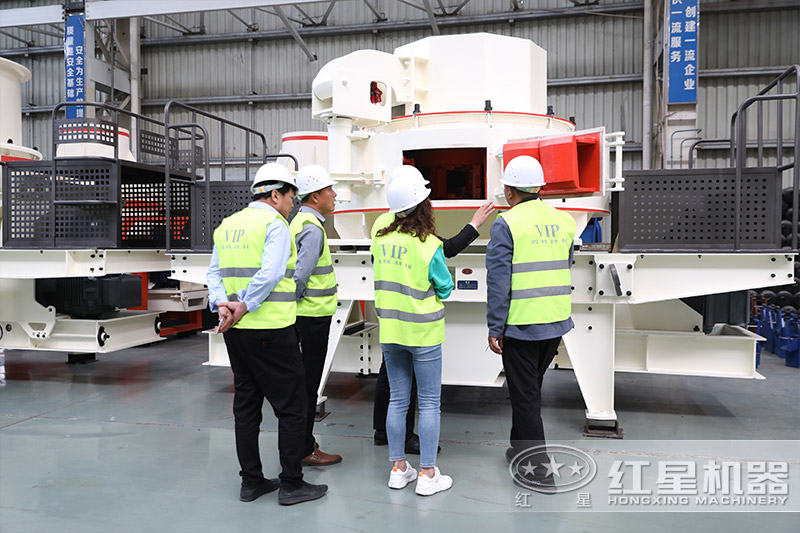 客戶來廠參觀，紅星經理為其講解設備 