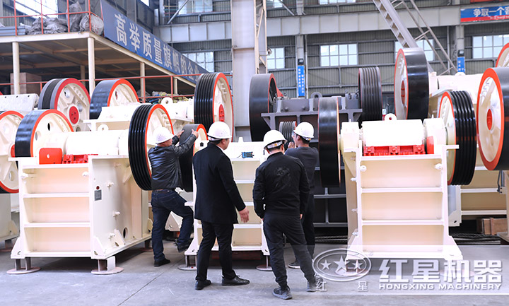 客戶參觀紅星碎石機設(shè)備廠區(qū) 客戶參觀紅星碎石機設(shè)備廠區(qū)