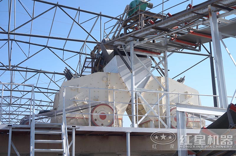 反擊式破碎機生產(chǎn)現(xiàn)場