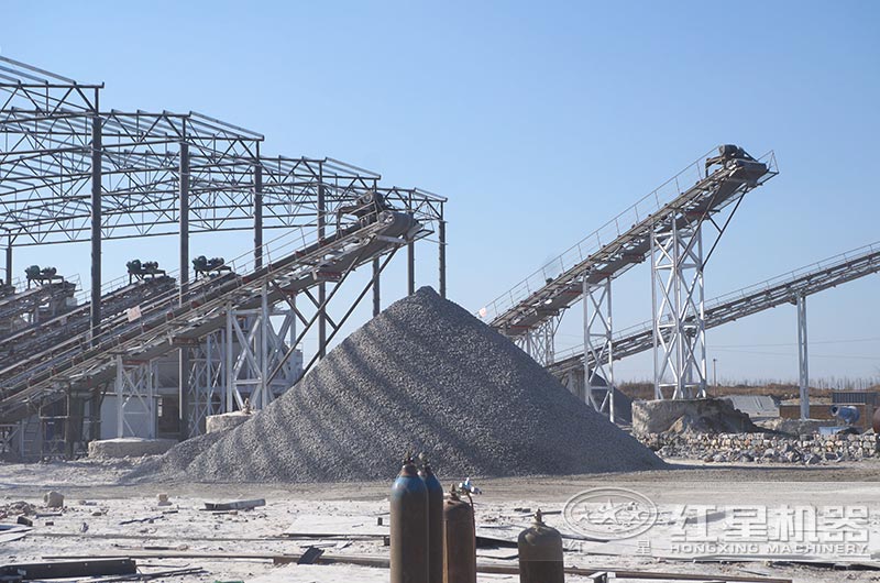 沙石骨料生產(chǎn)現(xiàn)場(chǎng) 沙石骨料生產(chǎn)現(xiàn)場(chǎng)