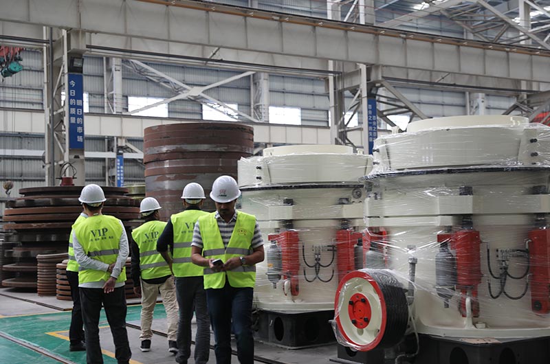 客戶來(lái)廠考察石英石加工生產(chǎn)設(shè)備